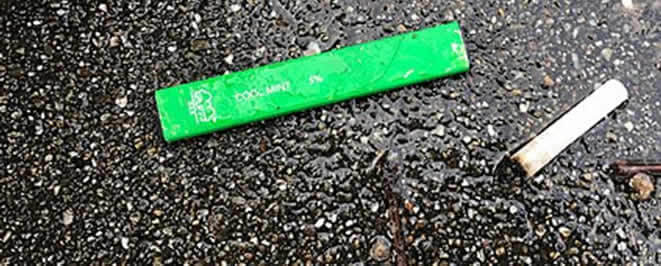 sigaranin yanina atilmis bir e sigara